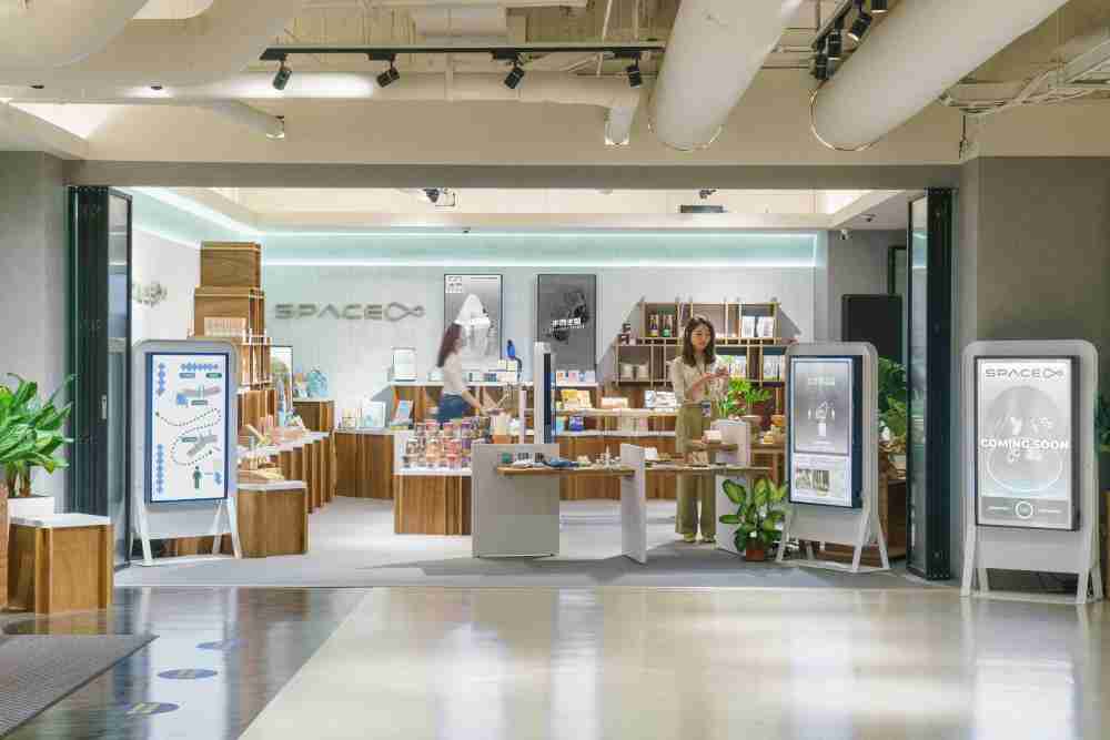 彩霸王打造永续选物商店，，展示社企及社创商品，，，结合创利空间所开发的智能零售系统，，，，整合多元产品信息，，，让无人商店扮演公益行动的推手