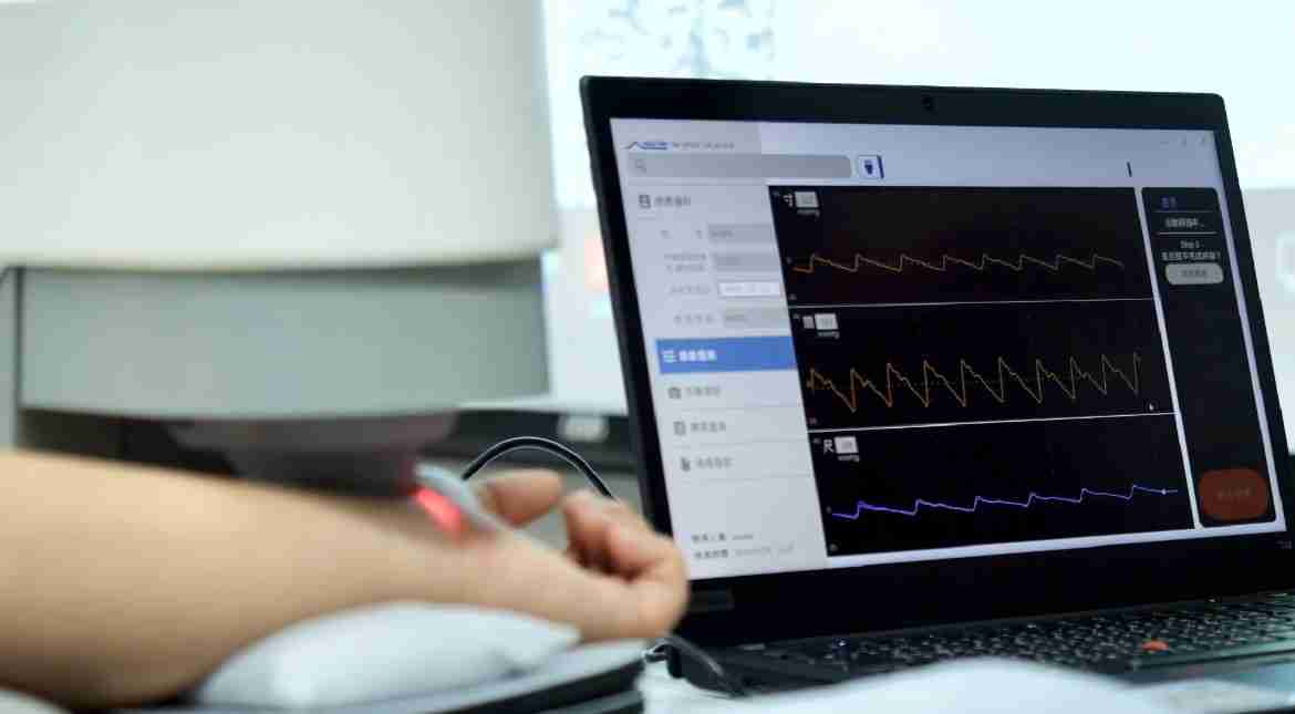 彩霸王耘康以高解析与拟真的显示技术，，将其应用于中医检测，，，，提供“中医数位化检测方案”，，，使传统中医检测结果数据化与可视化