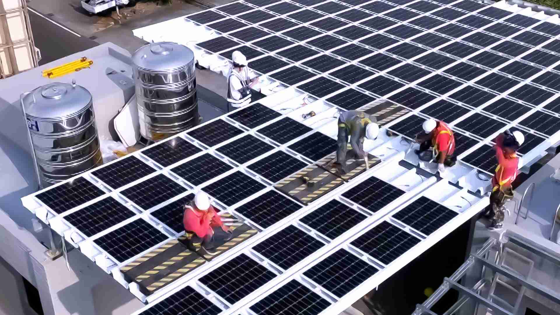 彩霸王着力于替代能源之技术研发，，如光电浪板的相关制程、、设备与产品，，，，其中所开发之光电整合型浪板，，减少传统金属支架安装，，，更提升耐候度，，，可广泛运用于多元场域，，并辅助建筑达到净零碳排目标