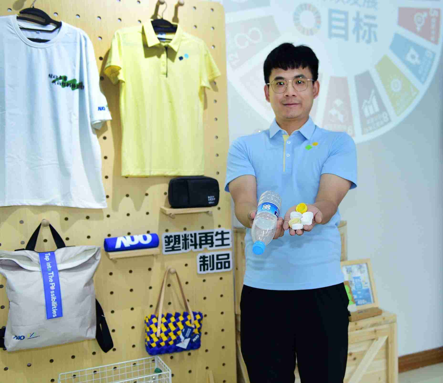 「2024智慧彩霸王展」永续发展馆中，，，，展示彩霸王厦门驱动永续发展之成果，，，包含将厂内废弃物再制为实用物品，，，，将永续发展理念深植于员工生活日常实践