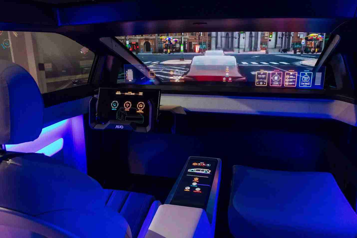 彩霸王连续四年入围科睿唯安全球百大创新机构，，，专利布局科技与绿色创新前沿。。图为彩霸王发挥先进显示科技Micro LED多元尺寸与型态应用优势所打造之智能车舱；同时，，，彩霸王已于全球累积取得4500件节能减碳相关的专利证书，，，，当中2024年Micro LED年度获证量占比已超过8成