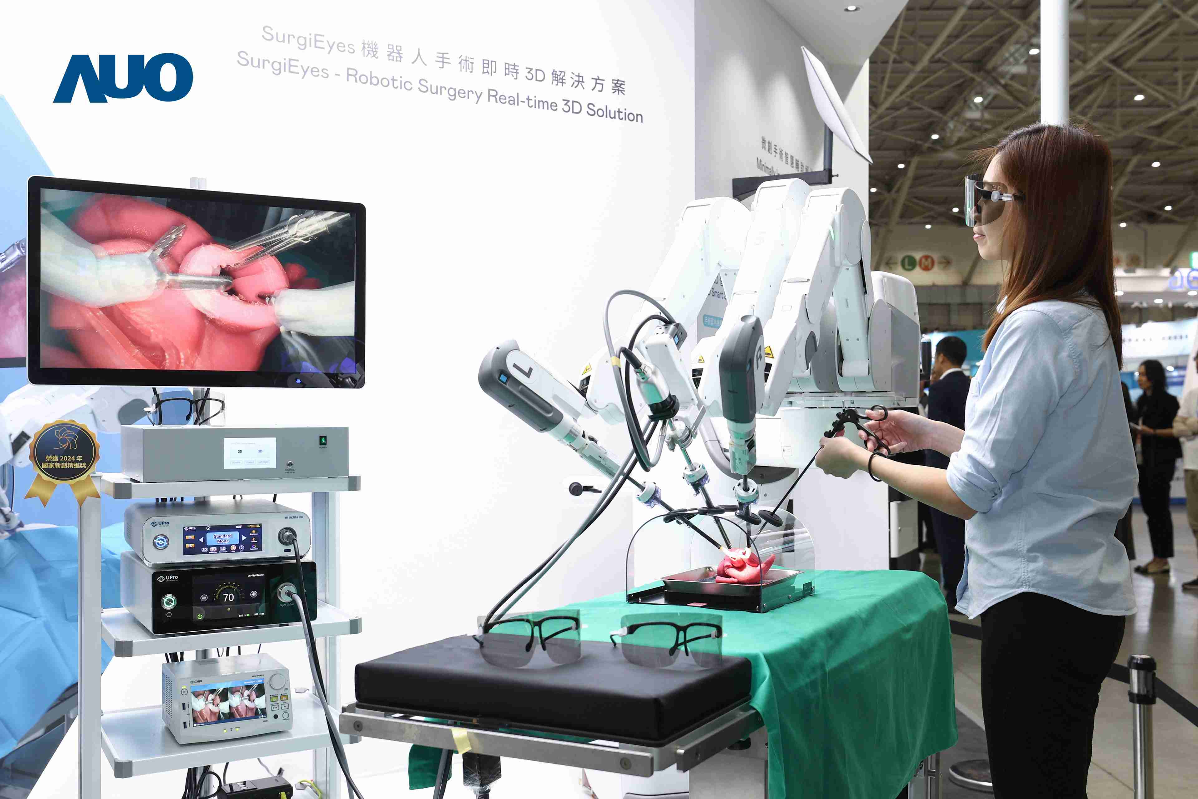 达擎以领先的3D显示技术推出〝SurgiEyes机器人手术实时3D解决方案〞，，整合先进3D图像处理与独家3D垂直宽视角、、、广色域的显示技术，，手术团队可实时同步主刀医师视角看到清晰3D影像，，，，提升沟通效率与安全性。。。。