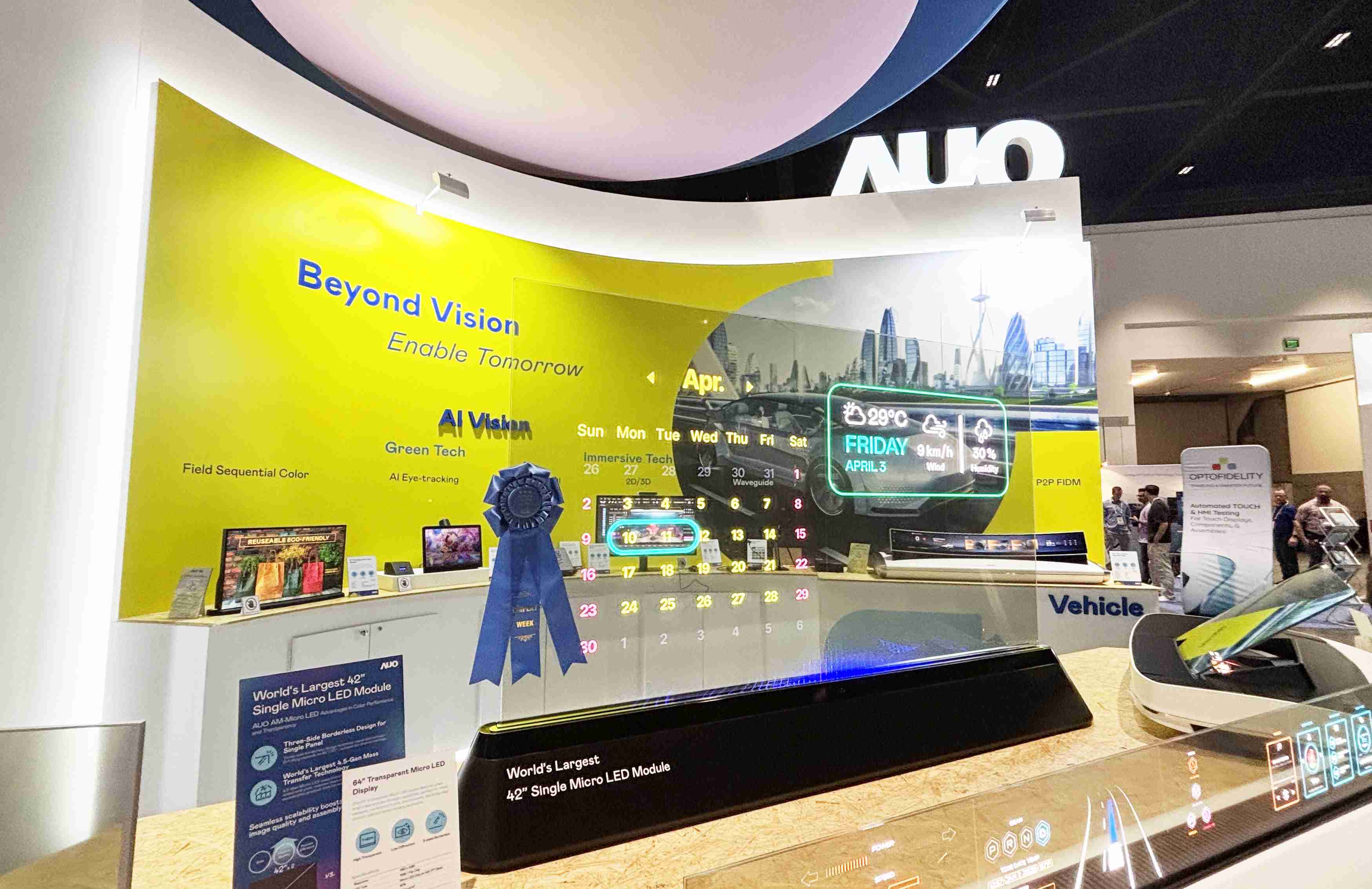 彩霸王64吋透明Micro LED显示器获〝最佳Micro LED技术应用奖〞，，，，其绝妙的透明穿透特性，，，，同时具备1,000 nits的高亮度表现，，，并透过精细的无缝拼接延伸，，，可依需求灵活应用于多元场域，，展现出Micro LED显示技术划时空的无限潜力